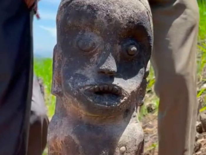 Patung kuno di Labura