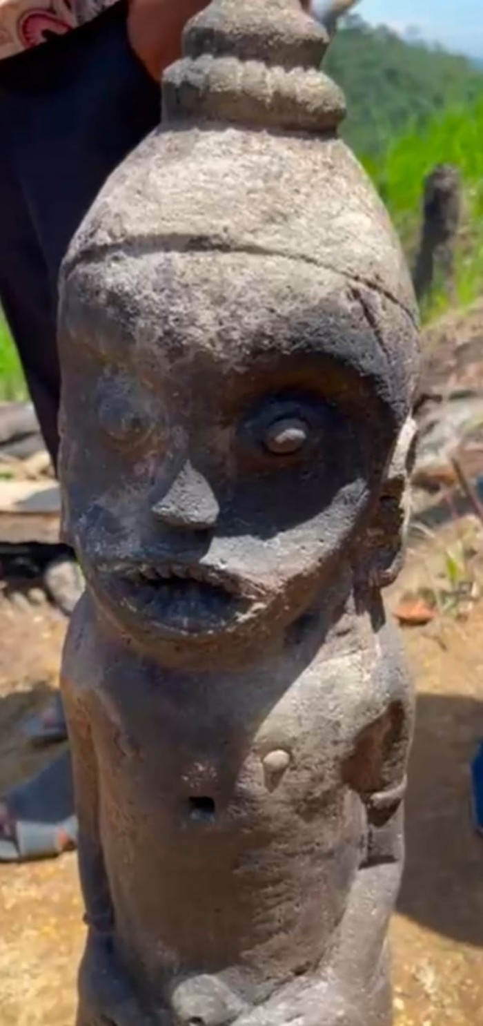 Patung kuno di Labura