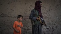 Di distrik polisi di seluruh Kabul, para pejuang muda yang baru muncul dari medan perang sekarang berpatroli di jalan-jalan ibukota Afghanistan.