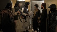 Beberapa di antara mereka mengenakan seragam yang ditinggalkan oleh pasukan Afghanistan bantuan AS yang telah mereka singkirkan.