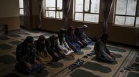 Polisi Taliban dalam tugas kesehariannya tidak lupa menggerjakan sholat berjamaah. 
