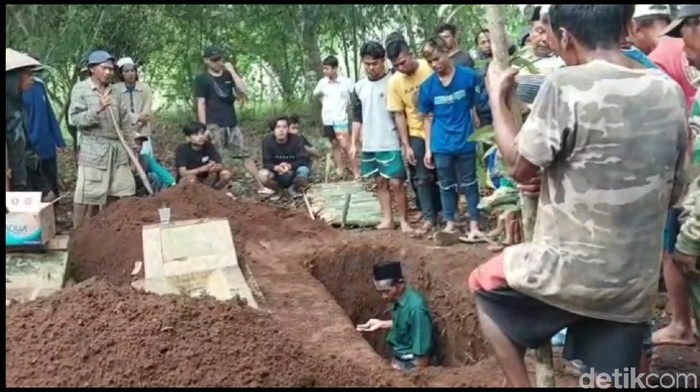 Pemakaman korban miras oplosan di Tasikmalaya.