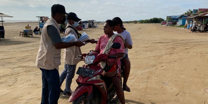 Pembagian masker gratis di Merauke.
