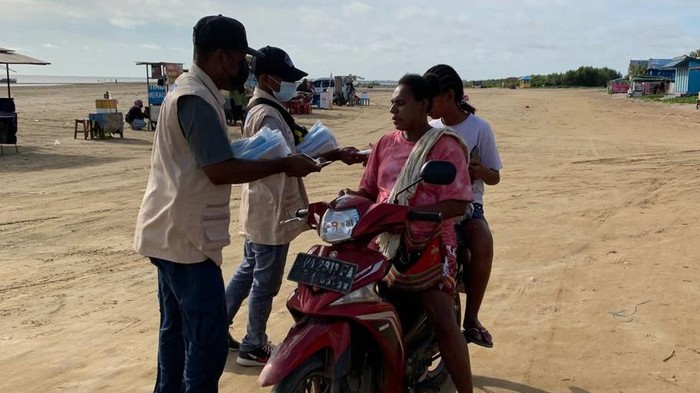 Pembagian masker gratis di Merauke.