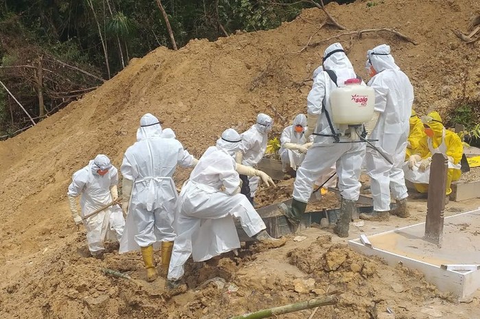 Pemindahan jenazah pasien COVID-19 yang makamnya berpotensi longsor di pemakaman Juata Pantai, Tarakan (Antara/HO-Satpol PP dan Pemadam Kebakaran Pemkot Tarakan)