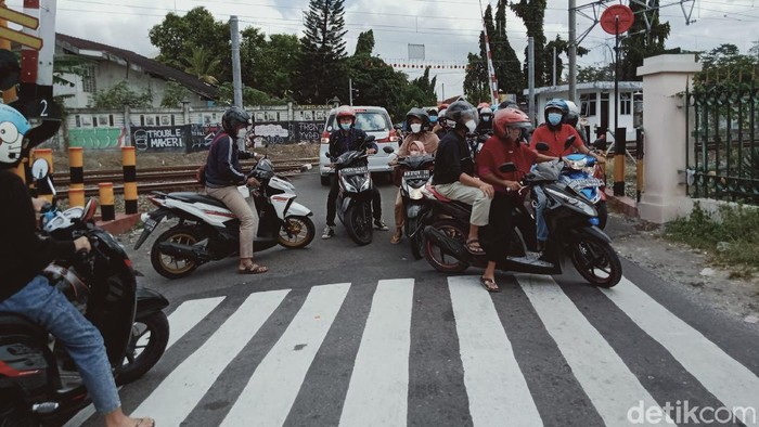 Pemotor ramai-ramai putar balik di perlintasan KA Klasis, Klaten, Selasa (5/10/2021).