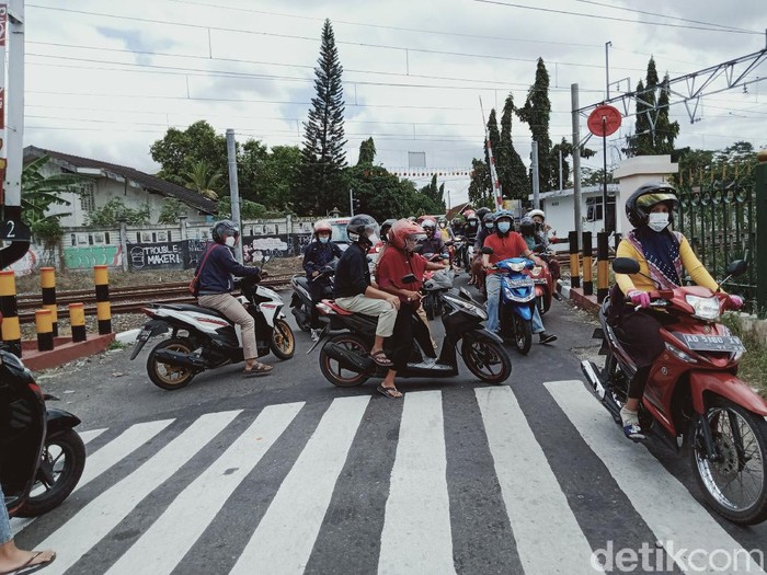 Pemotor ramai-ramai putar balik di perlintasan KA Klasis, Klaten, Selasa (5/10/2021).