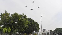 Dalam rangka peringatan HUT Ke-76 Tentara Nasional Indonesia (TNI), sebanyak delapan pesawat helikopter TNI (AD, AL, AU) dengan call sign Trimatra Flight terbang melintasi langit Jakarta. ANTARA FOTO/Aprillio Akbar