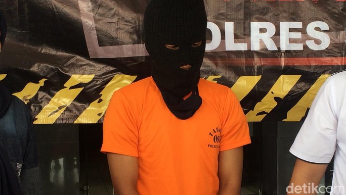 Polres Sleman amankan GY yang melakukan kekerasan terhadap anak tirinya.