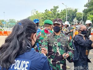 Polwan Ucapkan Selamat HUT TNI dan Bagi-bagi Bunga ke Prajurit di Monas