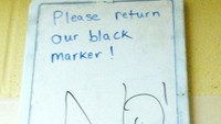 Papan pengumuman ini meminta siapapun untuk mengembalikan spidol hitamnya. Namun, seseorang yang juga tidak diketahui menuliskan kata tidak dengan tinta hitam.  
