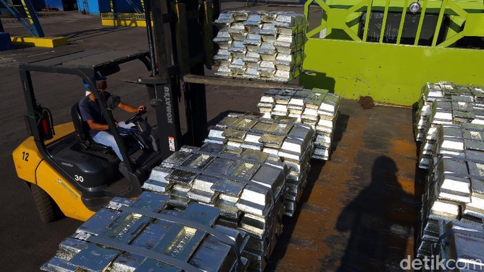 Produksi Melimpah, Timah RI Kemana Larinya? Indonesia menjadi salah satu negara di dunia yang mampu memproduksi mineral timah dalam jumlah besar. Kemana Timah Indonesia larinya?
Dalam pengoperasiannya, pemerintah menunjuk PT Timah (Tbk) untuk menambang mineral timah yang berada di Kepulauan Bangka Belitung, Kepulauan Riau, dan Provinsi Riau.