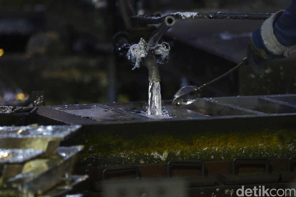 Indonesia menjadi salah satu negara di dunia yang mampu memproduksi mineral timah dalam jumlah besar. Kemana Timah Indonesia larinya? Dalam pengoperasiannya, pemerintah menunjuk PT Timah (Tbk) untuk menambang mineral timah yang berada di Kepulauan Bangka Belitung, Kepulauan Riau, dan Provinsi Riau.