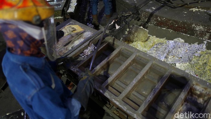 Produksi Melimpah, Timah RI Kemana Larinya? Indonesia menjadi salah satu negara di dunia yang mampu memproduksi mineral timah dalam jumlah besar. Kemana Timah Indonesia larinya?
Dalam pengoperasiannya, pemerintah menunjuk PT Timah (Tbk) untuk menambang mineral timah yang berada di Kepulauan Bangka Belitung, Kepulauan Riau, dan Provinsi Riau.