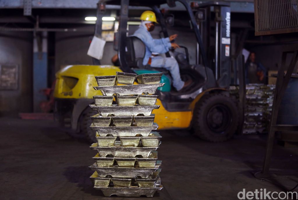 Indonesia menjadi salah satu negara di dunia yang mampu memproduksi mineral timah dalam jumlah besar. Kemana Timah Indonesia larinya? Dalam pengoperasiannya, pemerintah menunjuk PT Timah (Tbk) untuk menambang mineral timah yang berada di Kepulauan Bangka Belitung, Kepulauan Riau, dan Provinsi Riau.