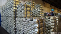 PT Timah menargetkan sampai akhir tahun produksi bijih timah berada di angka 24.000 ton, angka tersebut turun dari target awal yang berada di angka 30.000 ton.