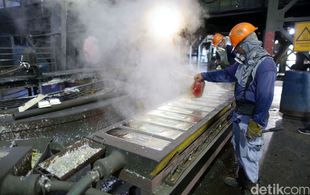 Indonesia menjadi salah satu negara di dunia yang mampu memproduksi mineral timah dalam jumlah besar. Kemana Timah Indonesia larinya? Dalam pengoperasiannya, pemerintah menunjuk PT Timah (Tbk) untuk menambang mineral timah yang berada di Kepulauan Bangka Belitung, Kepulauan Riau, dan Provinsi Riau.