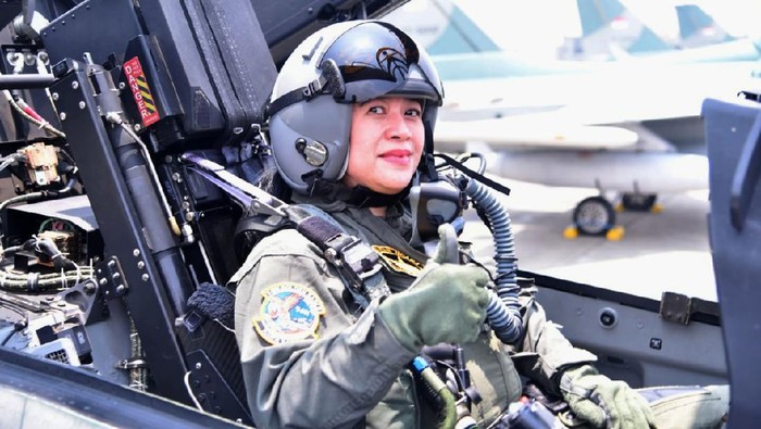 Puan Maharani Jajal Pesawat Tempur TNI Ketua DPR Puan Maharani menerima brevet Wing Kehormatan Penerbang Kelas I dari TNI AU. Brevet diterima Puan setelah menjajal terbang menggunakan pesawat tempur T-50i Golden Eagle.