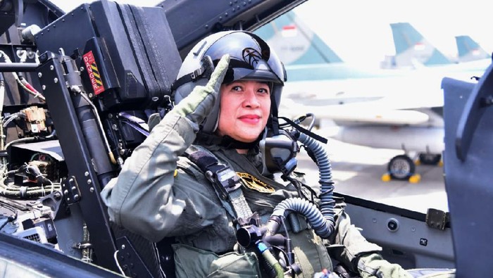 Ketua DPR Puan Maharani menerima brevet Wing Kehormatan Penerbang Kelas I dari TNI AU. Brevet diterima Puan setelah menjajal terbang menggunakan pesawat tempur T-50i Golden Eagle.