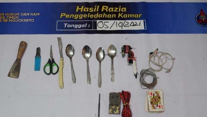 Razia Ponsel Narapidana Lapas Mojokerto