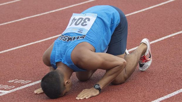 Pelari Sumatera Selatan Rio Maholtra sujud syukur usai menang dalam final nomor lari 110 meter gawang putra cabang atletik PON Papua di Stadion Atletik Mimika Sport Center, Kabupaten Mimika, Papua, Selasa (5/10/2021). Rio meraih medali emas, sementara pelari Riau Hirzan Rahmadon meraih medali perak dan pelari Jawa Timur Ghanes Bagus Pandega meraih medali perunggu. ANTARA FOTO/Aditya Pradana Putra/tom.