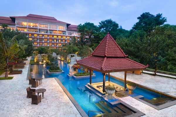 Para tamu dapat menikmati nuansa khas Jawa pada tipe kamar suite dan juga di beberapa fasilitas lainnya seperti Taman Sari Royal Heritage Spa, indoor swimming pool yang berada di lantai tiga, dan Taman Sari Water Castle outdoor swimming pool yang terletak di lantai satu. Foto: Sheraton Mustika Yogyakarta Resort and Spa Para tamu dapat menikmati nuansa khas Jawa pada tipe kamar suite dan juga di beberapa fasilitas lainnya seperti Taman Sari Royal Heritage Spa, indoor swimming pool yang berada di lantai tiga, dan Taman Sari Water Castle outdoor swimming pool yang terletak di lantai satu. Foto: Sheraton Mustika Yogyakarta Resort and Spa