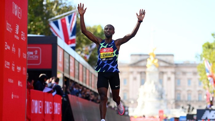 LONDON, ENGLAND - OCTOBER 03: Sisay Lemma of Ethiopia celebrates winning the Mens Elite race during the 2021 Virgin Money London Marathon at Tower Bridge on October 03, 2021 in London, England. (Photo by Alex Davidson/Getty Images)