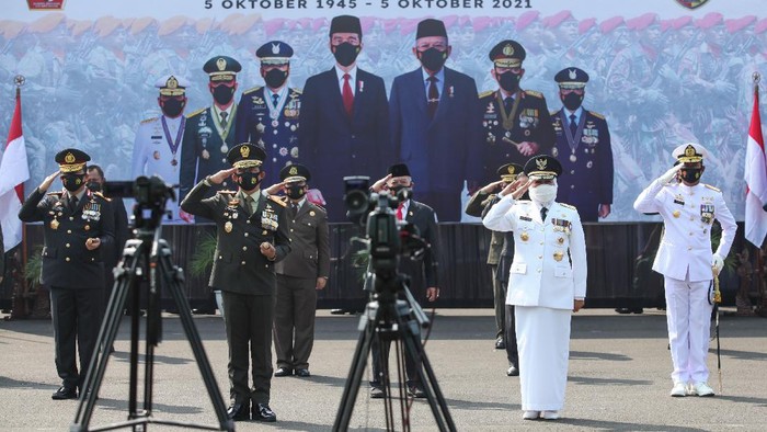 Gubernur Jawa Timur Khofifah Indar Parawansa (kedua kanan) bersama Pangdam V/Brawijaya Mayjen TNI Suharyanto (kedua kiri), Pangkoarmada II Laksda TNI Iwan Isnurwanto (kanan) dan Kapolda Jawa Timur Irjen Pol Nico Afinta (kiri) melakukan penghormatan saat mengikuti upacara peringatan HUT ke-76 TNI secara virtual di Kodam V/Brawijaya, Surabaya, Jawa Timur, Selasa (5/10/2021).  HUT ke-76 TNI  mengusung tema Bersatu, Berjuang, Kita Pasti Menang. ANTARA FOTO/Didik Suhartono/foc.