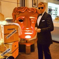 Selama belasan tahun, Steve memang cukup banyak dapat pekerjaan sebagai James Bond tiruan. Pria asal Inggris yang seumuran dengan Daniel Craig itu bahkan bekerja sampai ke Dubai dan Monako. Foto: Instagram @looklikebond