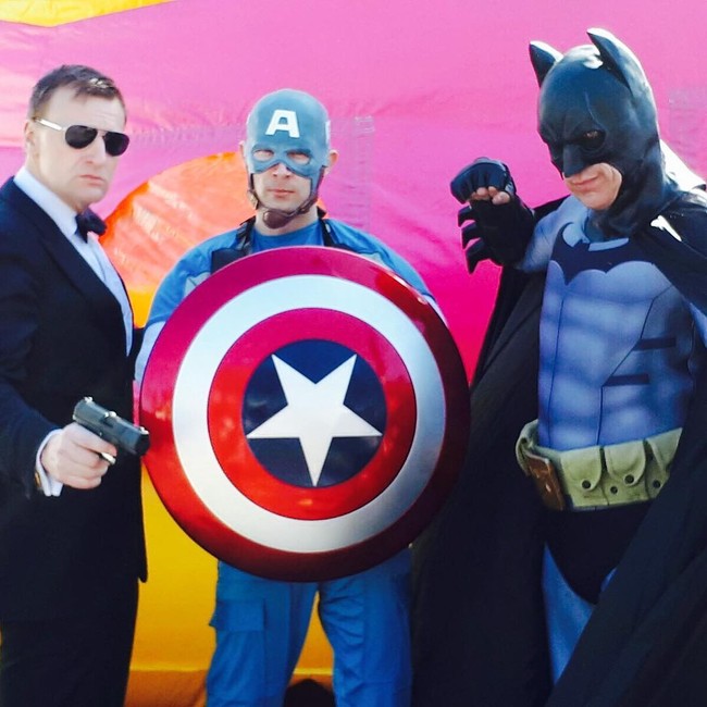 Apa yang biasa dikerjakannya sebagai tiruan Daniel Craig? Steve mengaku sering terlibat dengan pemotretan, acara, tampil di televisi, bahkan melakukan jumpa penggemar.  Foto: Instagram @looklikebond