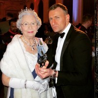 Mengenai kemiripannya dengan Daniel Craig, Steve sendiri sebenarnya tidak terlalu yakin. Aku tidak mirip 100% mirip tapi cukup mirip dengannya ketika terlihat bawa pistol dan pakai tuksedo. Menjadi seorang lookalike yang baik adalah soal interaksi dengan orang-orang, ujarnya. Foto: Instagram @looklikebond