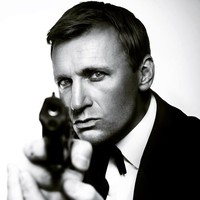 Daniel Craig memutuskan pensiun dari James Bond setelah belasan tahun berperan sebagai 007. Banyak orang menyayangkannya termasuk Steve Wright, pria yang berprofesi jadi James Bond KW. Foto: Instagram @looklikebond