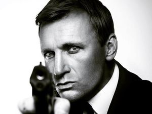 10 Potret James Bond KW, Mirip Banget Daniel Craig Tapi Terancam Nganggur