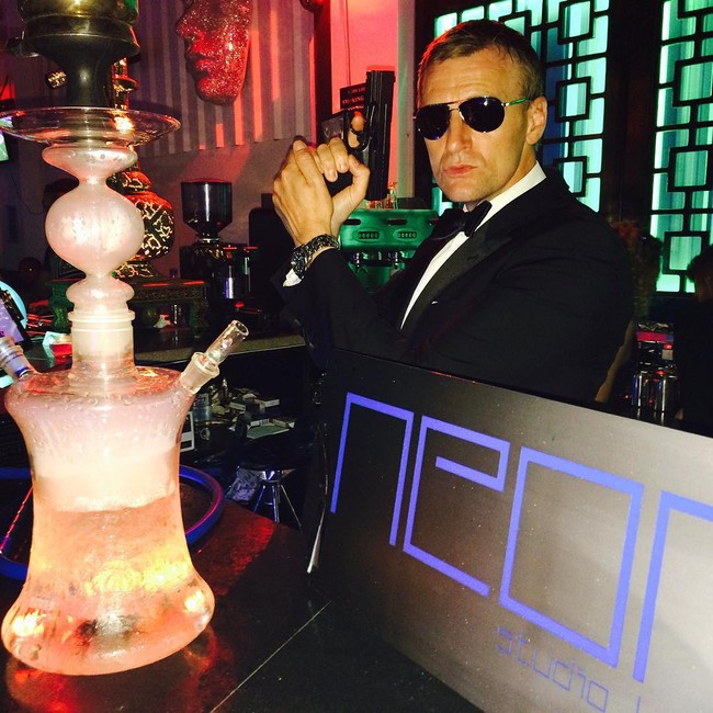 Steve Wright adalah pria yang selama 14 tahun terakhir berprofesi menjadi doppelgänger Daniel Craig dalam franchise James Bond. Memiliki kemiripan fisik dengan Daniel, ia sering berperan sebagai James Bond KW atau tiruan yang sering diundang ke berbagai acara.  Foto: Instagram @looklikebond