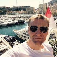 Aku pernah ke Dubai, Afrika Selatan, Monako, dan banyak lainnya, jelas pria yang juga bekerja sebagai fotografer itu. Foto: Instagram @looklikebond