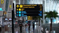 Foto: Getty Images/Ed Wray. Bandara terbesar di Indonesia yang pertama adalah Bandara Soekarno-Hatta yang letaknya berada di Tangerang, Banten. Bandara ini memiliki 3 terminal untuk melayani penerbangan baik domestik maupun internasional.