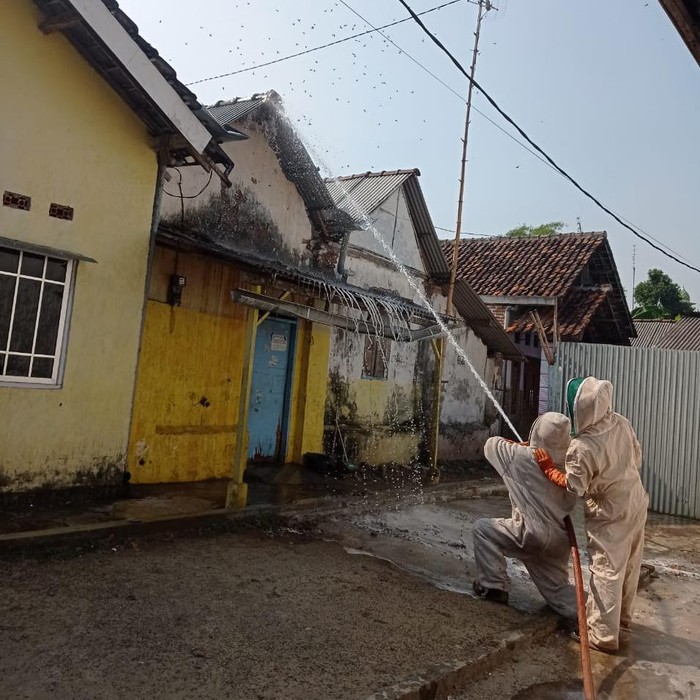 Ada sarang tawon vespa di atap bagian luar rumah Khoirul Anam, warga Dusun Ingaspendowo, Desa/Kecamatan Sumobito, Jombang. Warga sekitar pun merasa diteror.