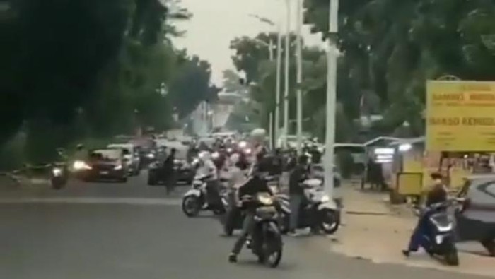 Tawuran antarpelajar memenuhi ruas jalan hingga menimbulkan kemacetan di Jl Raya Lenteng Agung, Jakarta Selatan