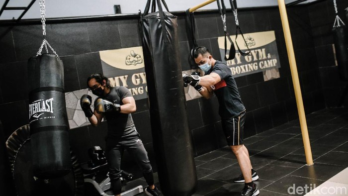 Pengunjung berolahraga di tempat pusat kebugaran My Gym di kawasan Matraman, Jakarta Timur, Selasa (5/10/2021). Pemerintah akhirnya memperbolehkan fitness center kembali beroperasi selama perpanjangan PPKM hingga 18 Oktober 2021.