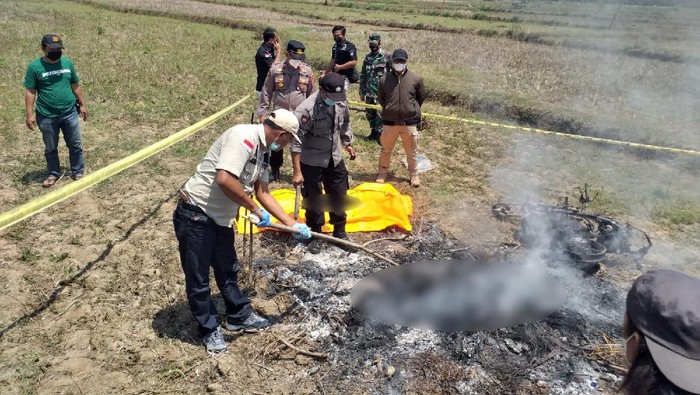 Terduga Maling Motor Tewas Dibakar Massa di Bangkalan Seorang terduga maling motor (curanmor) tewas dibakar massa. Peristiwa itu terjadi di Desa Rabesen, Kecamatan Kwanyar, Bangkalan, Madura.