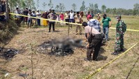 Korban dibakar massa karena dicurigai sebagai pelaku pencurian motor. Dugaan itu muncul setelah warga menemukan sebilah celurit dan kunci T.