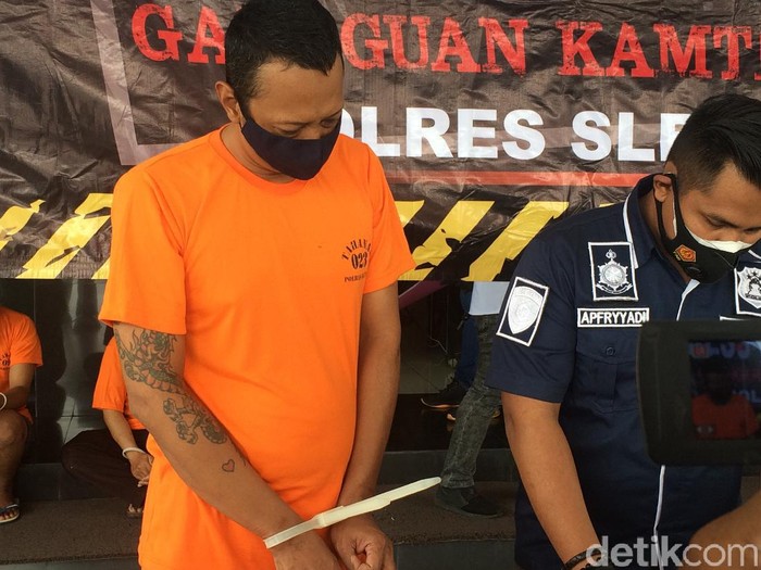 Tersangka TH (39) tega tipu teman sendiri dari dalam rutan. Pemilik tato bergambar naga dan hati ini pun diringkus Polres Sleman.