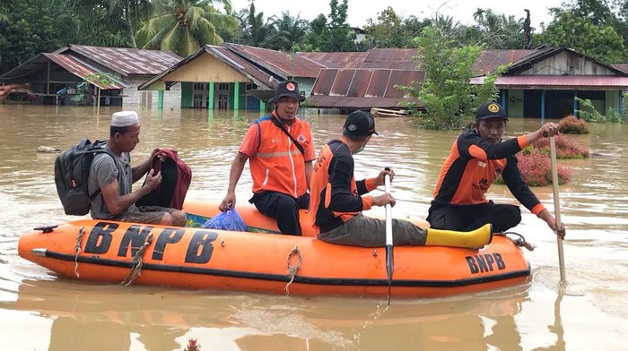 Tim Reaksi Cepat (TRC) BPBD Kabupaten Paser mengevakuasi warga terdampak banjir menggunakan perahu karet di wilayah Kabupaten Paser, Kaltim, Senin (4/7) (dok BNPB)