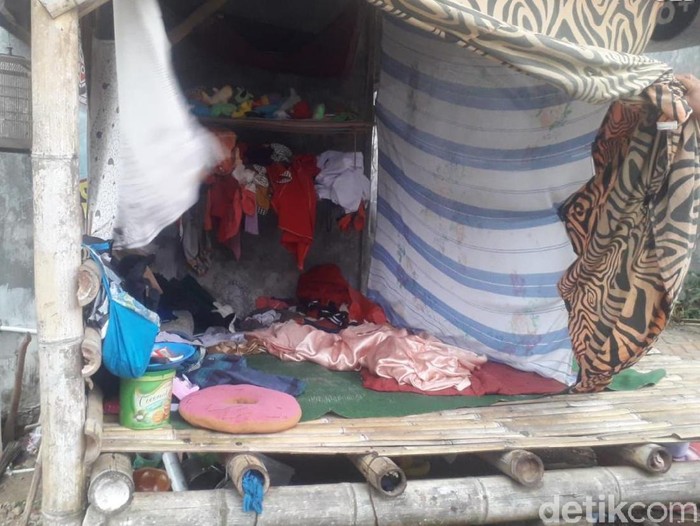 Satu keluarga di Jember sudah setahun tinggal di Poskamling. Mereka tidak mampu untuk mengontrak rumah atau kamar kos.