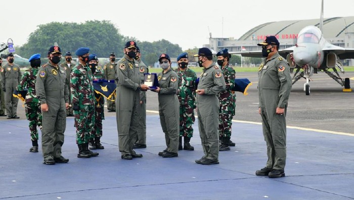 TNI AU menganugerahkan brevet Wing Kehormatan Penerbang kepada 4 pejabat tinggi negara saat HUT TNI ke-76. (dok Dispenau)