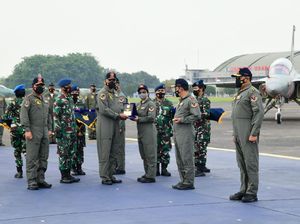 HUT TNI, Bamsoet-Kapolri Naik Pesawat Tempur dan Diberi Brevet Kehormatan