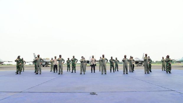 TNI AU menganugerahkan brevet Wing Kehormatan Penerbang kepada 4 pejabat tinggi negara saat HUT TNI ke-76. (dok Dispenau)