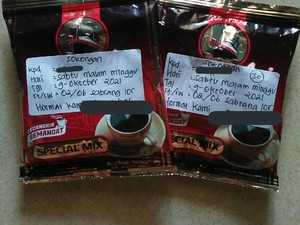 Unik! Pasangan Ini Sebar Undangan Pernikahan Pakai Kopi Kemasan