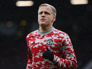 Donny van de Beek Siap Angkat Kaki dari MU?