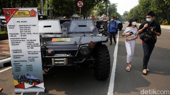 Warga Antusias Melihat Kendaraan Perang TNI Pameran alutsista TNI di depan Istana Merdeka ramai dikunjungi warga. Warga yang datang antusias melihat dan berfoto dengan kendaraan-kendaraan perang TNI.